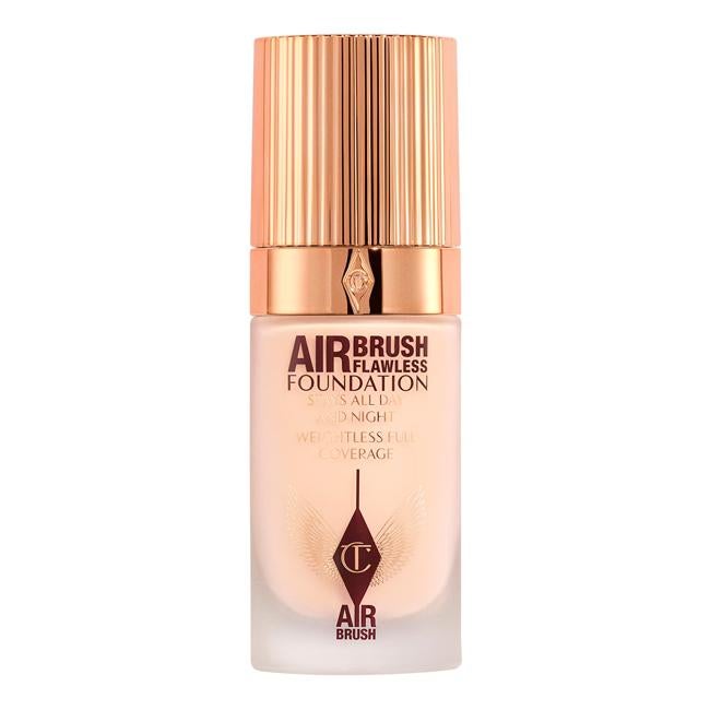 Base impecable con aerógrafo de Charlotte Tilbury.